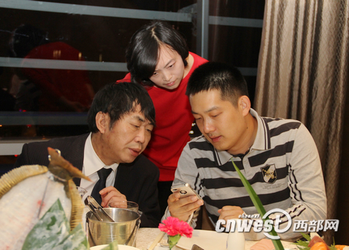 师兄常昊给恩师聂卫平看其它弟子比赛的新闻，孟昭玉毕恭毕敬地站在一边。