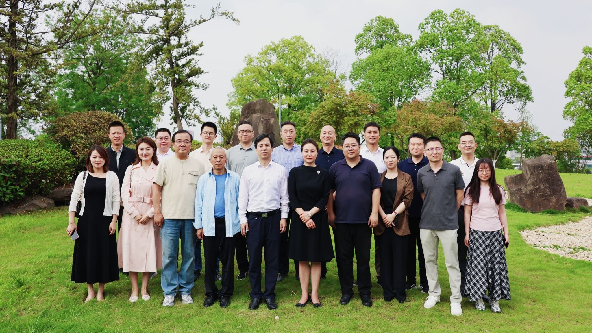 校长陈新兵一行看望四川校友并召开交流座谈会