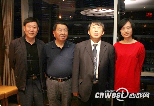聂卫平孟昭玉师徒与西安市围棋协会主席周德明（左二）、孟昭玉陕西师范大学学长王平（左一）合影。